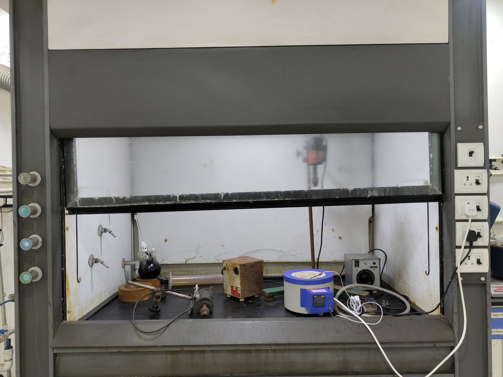 Fume hood reaction station